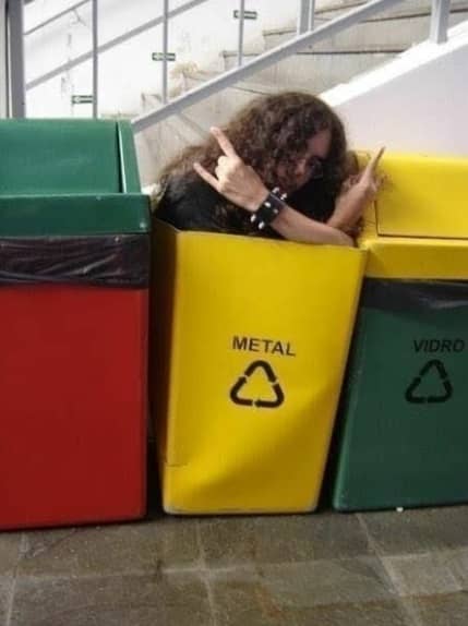 Metaleiro No Lixo De Metal